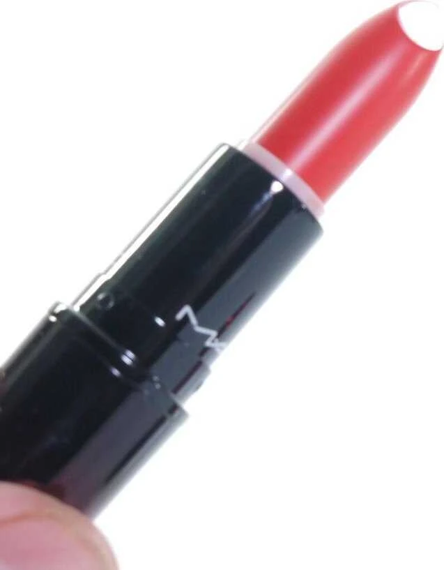 MAC „Love Me Creamy Shaping Kreminis“ lūpų dažai 427 „Shamelessly Vain“, 3 g.