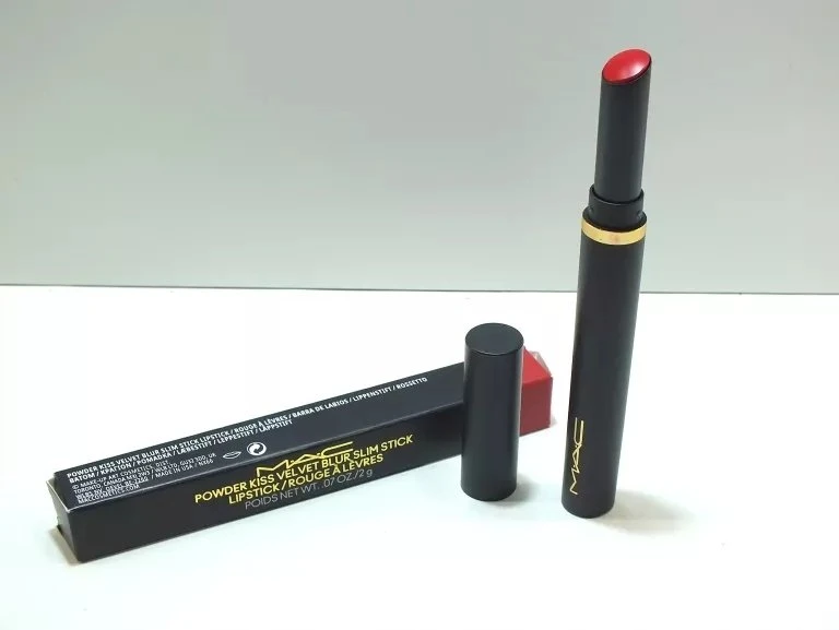 MAC Cosmetics Slim lūpų dažai (Powder Kiss Velvet Blur Slim Stick) 2 g, Ruby New