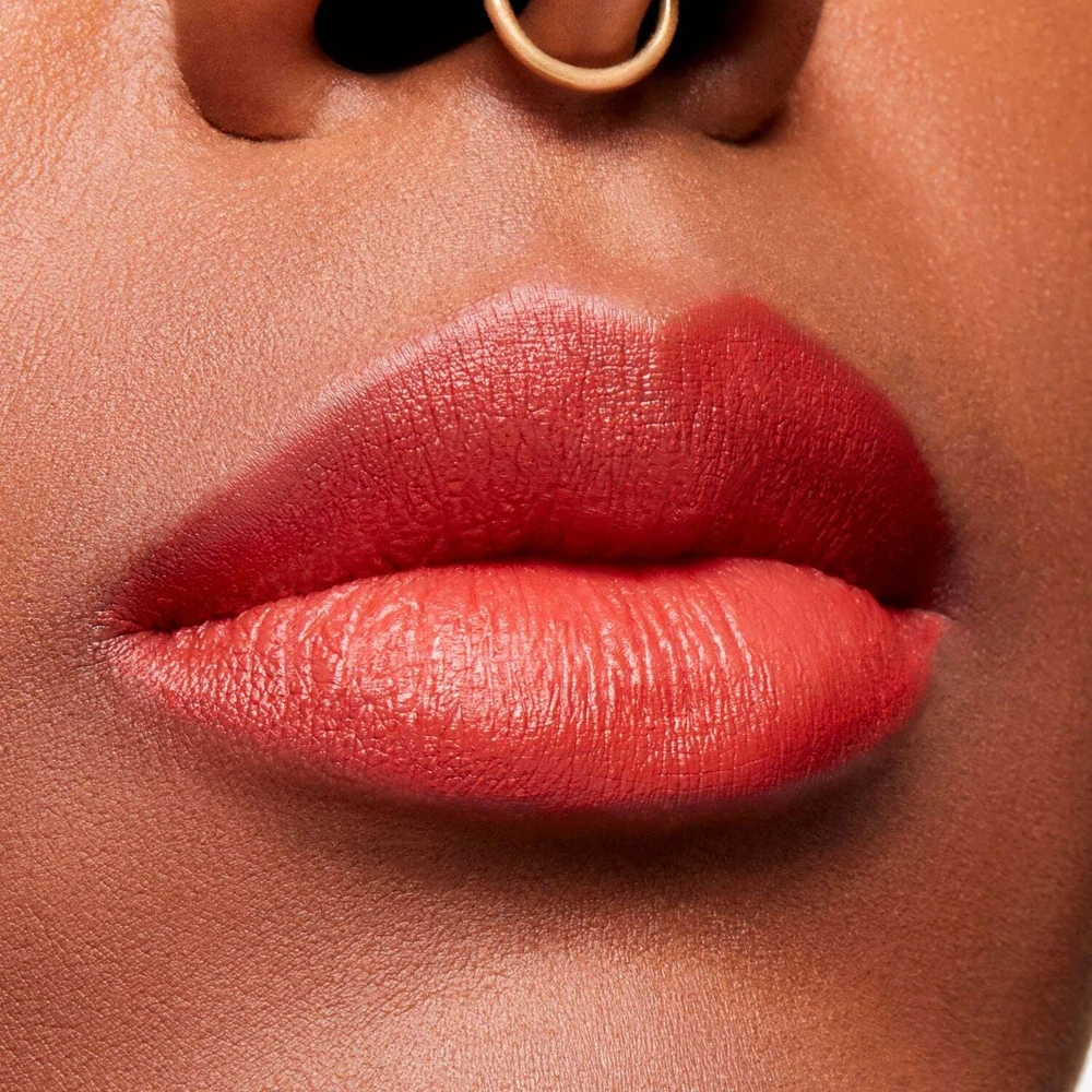 MAC Cosmetics Slim lūpų dažai (Powder Kiss Velvet Blur Slim Stick) 2 g, Sheer Outrage