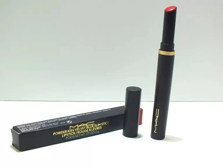 MAC Cosmetics Slim lūpų dažai (Powder Kiss Velvet Blur Slim Stick) 2 g, Ruby New