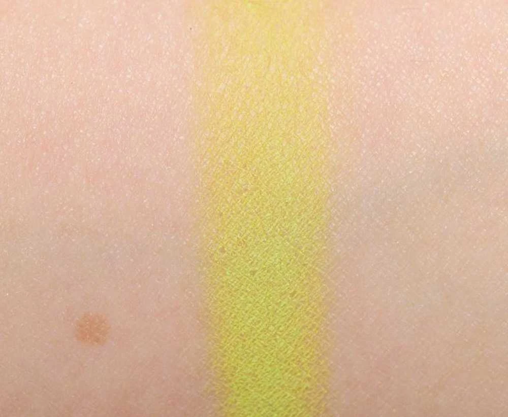 MAC Pro matinių akių šešėlių pudros „Shock Factor“ papildymas 1,3 g