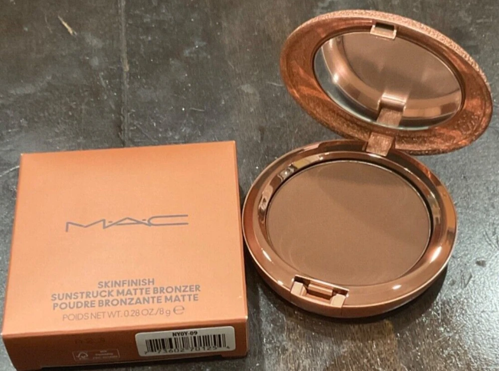 MAC Skinfinish Sunstruck Radiant Finish Bronzer kompaktiška pudra „Richer Golden“, 8 g
