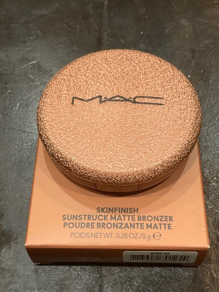 MAC Skinfinish Sunstruck Radiant Finish Bronzer kompaktiška pudra „Richer Golden“, 8 g