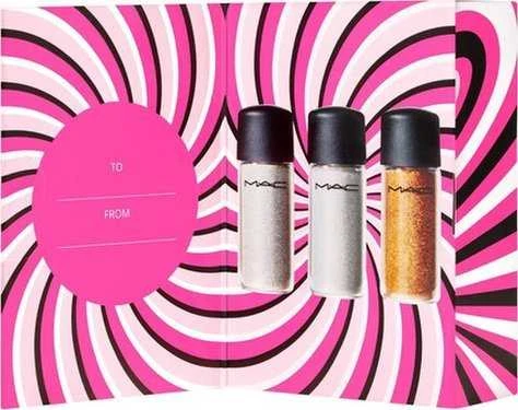 „Sprinkle Of Magic“ rinkinys MAC: mini birūs blizgučių akių šešėliai aukso spalvos 2,5 g + mini birūs blizgučių akių šešėliai raudonos spalvos 2,5 g + mini birūs blizgučių akių šešėliai bronzos spalvos 2,5 g