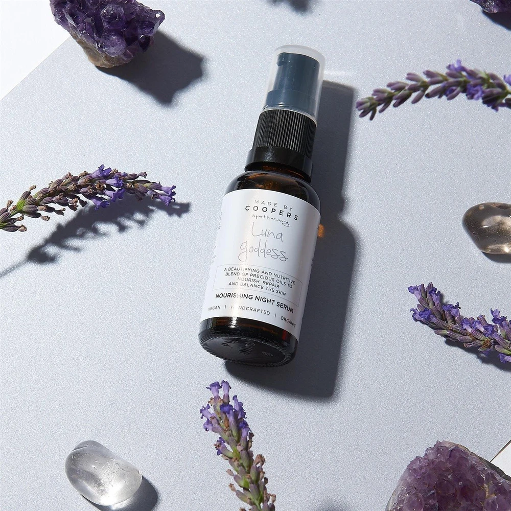 „Made By Coopers Luna Goddess“ veganiškas maitinamasis veido serumas naktiniam poveikiui, 30 ml