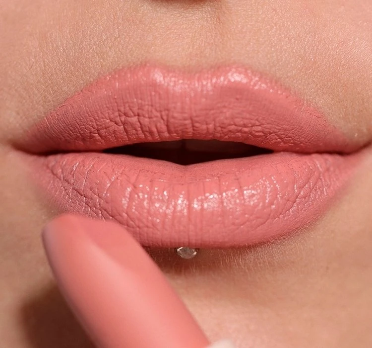 Makeup Revolution Lasting Kiss Kreminis Lipstick Queen Rožinė 3.2 g