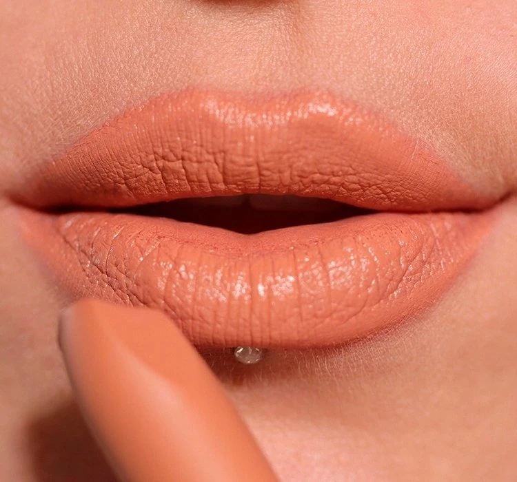 „Makeup Revolution Lasting Kiss Kreminis“ lūpų dažai „Lover Nude“ 3,2 g