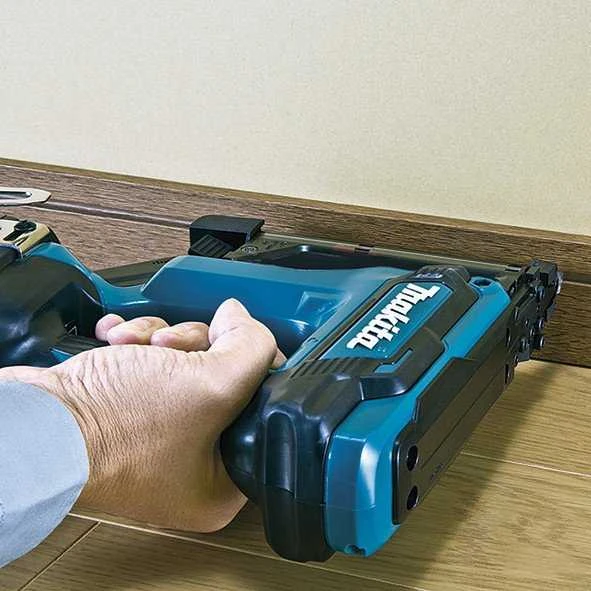 Makita DPT353ZJ naudojimas montuojant grindjuostę