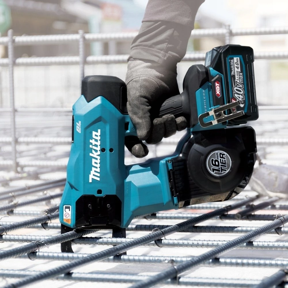 Akumuliatorinė armatūros strypų rišimo mašina 40V max XGT Makita [TR001GD203] 2x2,5Ah