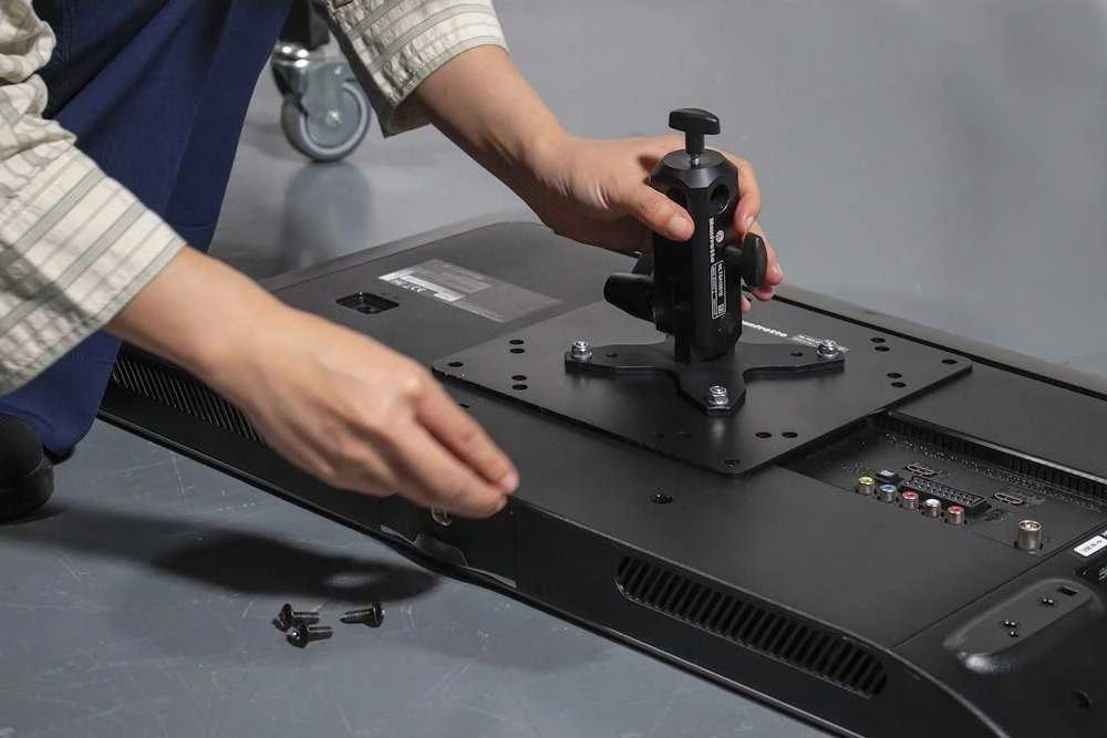 Manfrotto TetherGear VESA adapteris montavimo procese