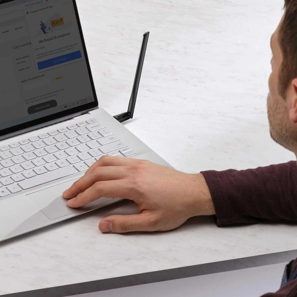 Archer TX35U Plus USB Wi-Fi adapteris prijungtas prie nešiojamojo kompiuterio