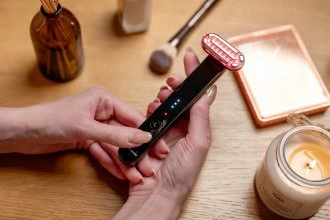 Sveikata ir Asmeninė Priežiūra - Humanas Aurora Sonic Facelift Massager EMS Raudona Šviesa Juodas