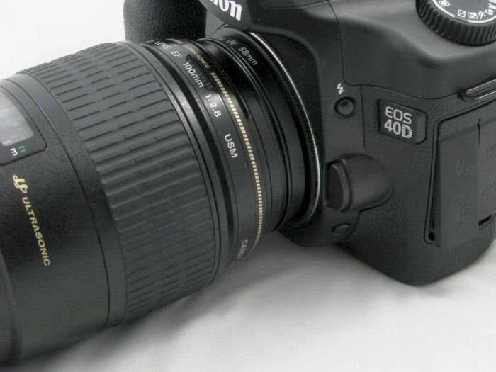 Massa 58mm reversinis adapteris uždėtas ant fotoaparato