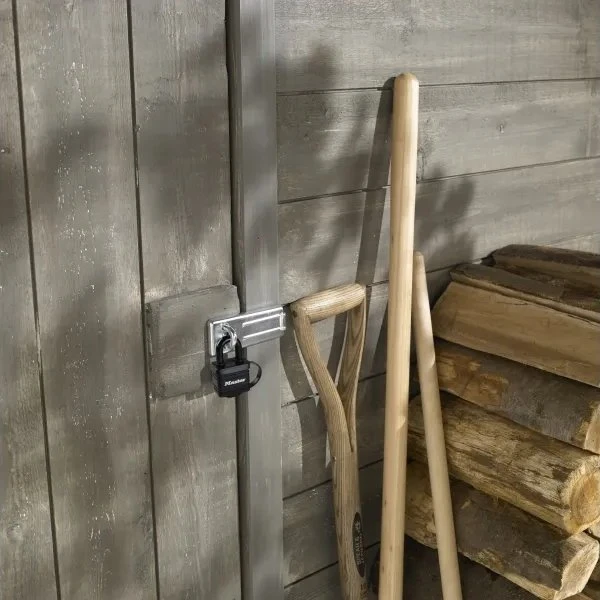 Juoda MasterLock pakabinama spyna ant durų