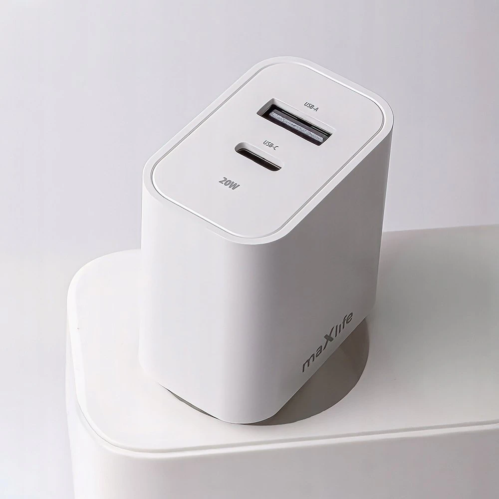 Maxlife MXTC-06-20AC PD QC įkroviklis 1x USB-C 1x USB 20W baltas + USB-C – Lightning laidas 20W