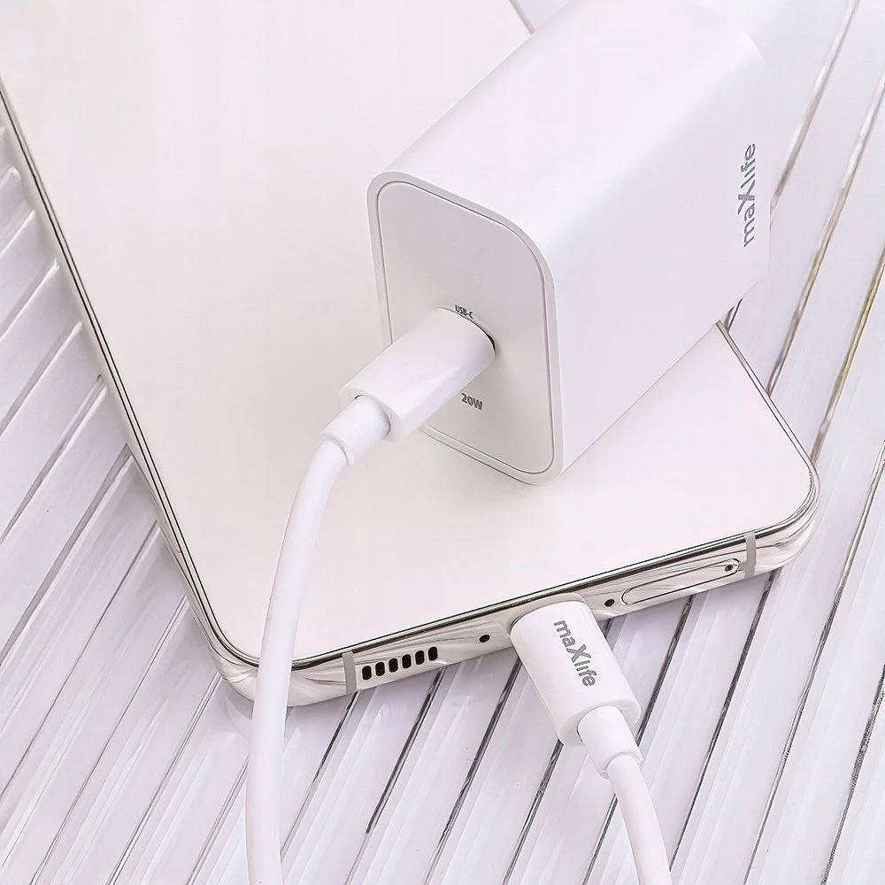 Maxlife MXTC-06-20C PD QC įkroviklis 1x USB-C 20W baltos spalvos + USB-C - Lightning kabelis 20W