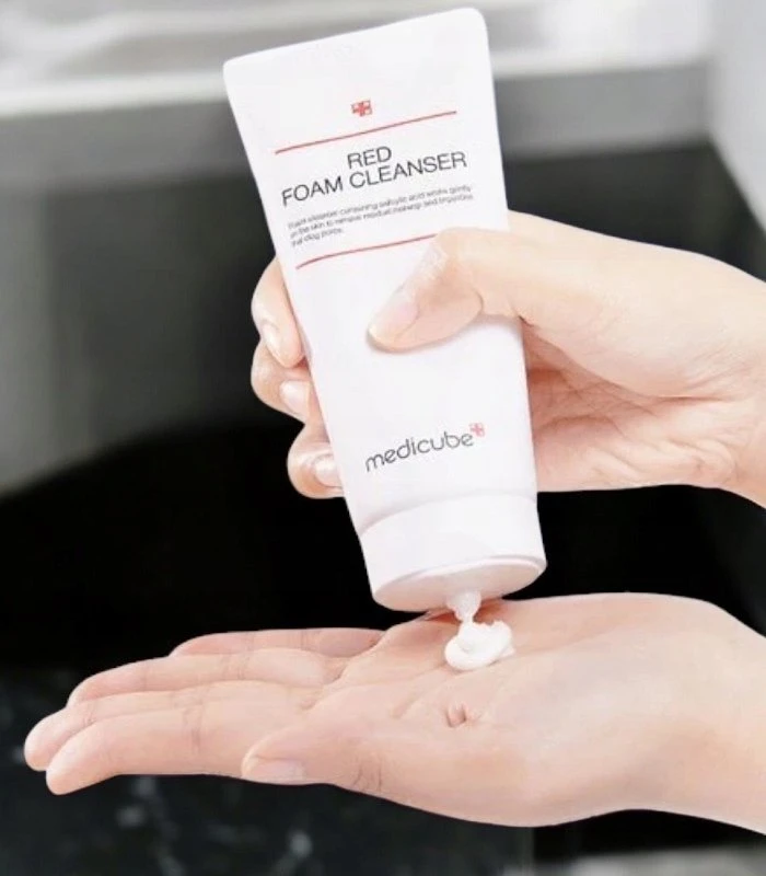 Medicube Valomosios putos nuo odos netobulumų riebiai ir probleminei odai. Raudonos putos, prausiklis, 120 ml.
