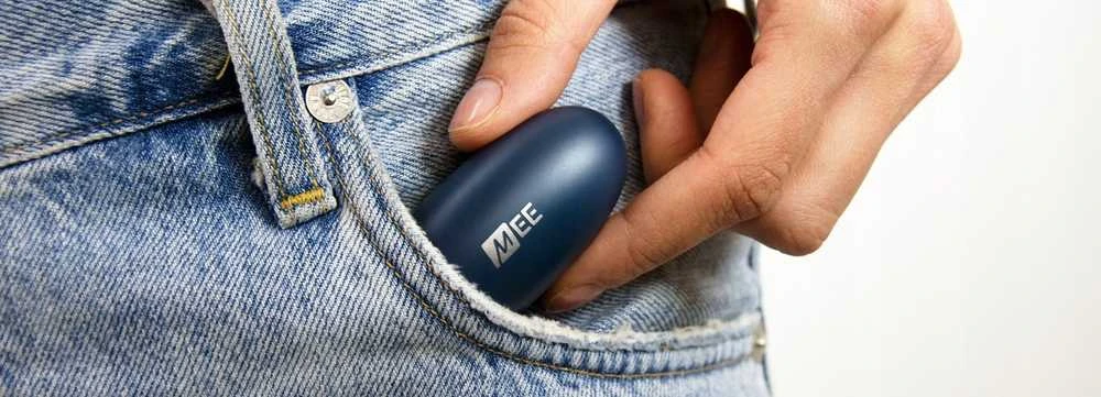 MEE audio Pebbles įkrovimo dėkliukas džinsų kišenėje