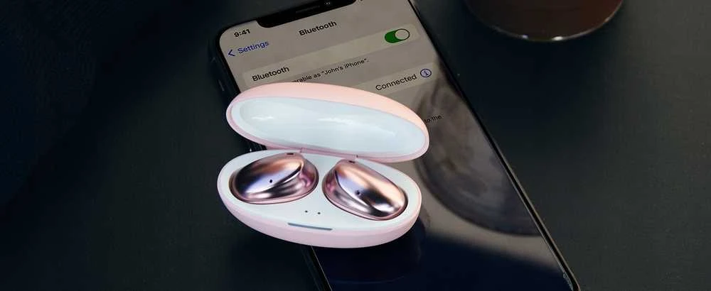 MEE audio Pebbles ausinės su įkrovimo dėklu ant telefono