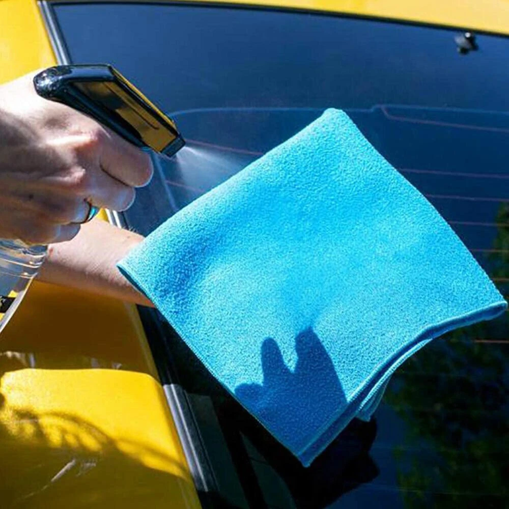 Meguiars stiklo valymo šluostė naudojimo metu ant automobilio