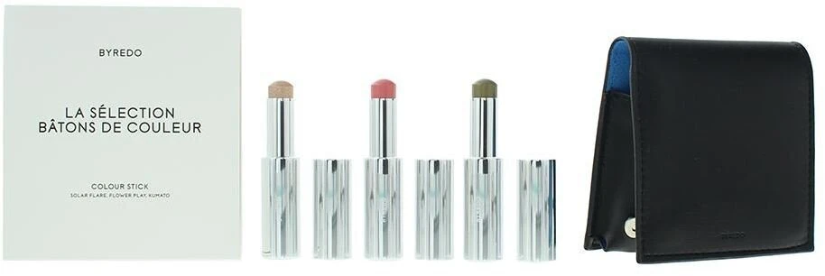Mėlynas rinkinys Byredo: Colour Stick daugiafunkcis akių šešėlių pieštukas 509 Solar Flare 3,5 g + Colour Stick daugiafunkcis akių šešėlių pieštukas 509 Kumato Face 3,5 g + Colour Stick daugiafunkcis akių šešėlių pieštukas 509 Flower Play 3,5 g + Byredo GWP odinė kosmetinė