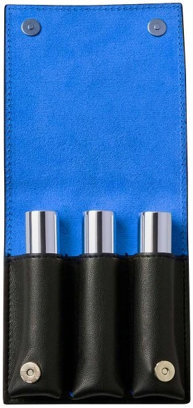 Mėlynas rinkinys Byredo: Colour Stick daugiafunkcis akių šešėlių pieštukas 509 Solar Flare 3,5 g + Colour Stick daugiafunkcis akių šešėlių pieštukas 509 Kumato Face 3,5 g + Colour Stick daugiafunkcis akių šešėlių pieštukas 509 Flower Play 3,5 g + Byredo GWP odinė kosmetinė