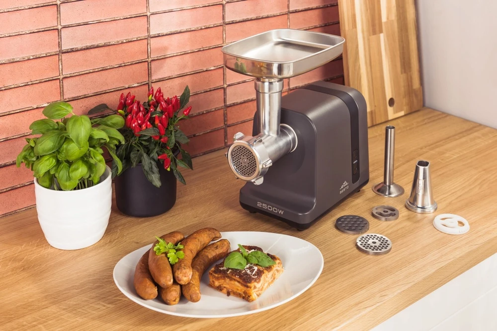 Mėsmalė ETA | Meat grinder | ETA607590000 Besto | Juodas/Stainless Steel | 2500 W | Greičių skaičius 1 | Throughput (kg/min) 2.9 | Sausage stuffing, fine grinding, coarse grinding, medium grinding, grating, fruit press