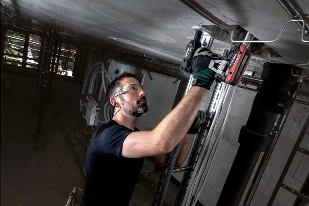 Metabo SSW 18 LTX 300 BL darbe, tvirtinant profilį prie lubų