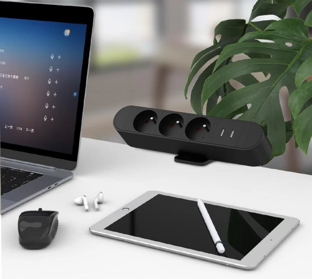 MicroConnect daugiavietis stalinis maitinimo adapteris su USB-A/C prievadais, 67 W, 3 lizdai