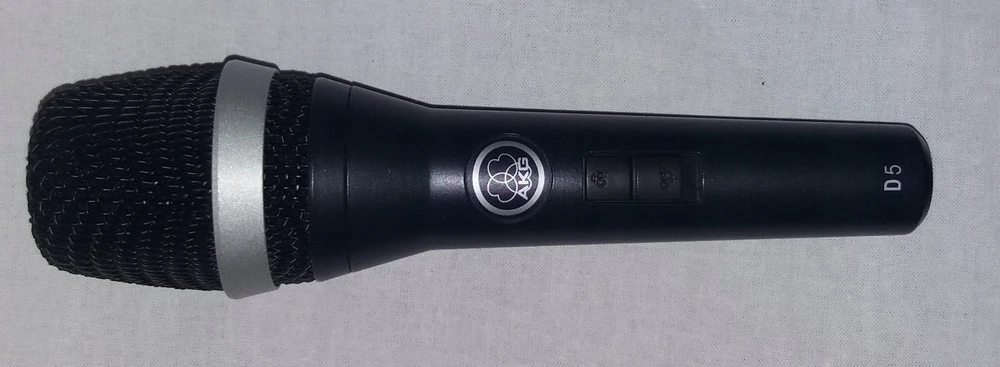 Akyga AKG D5S - dinaminis vokalinis mikrofonas, įjungimas/išjungimas