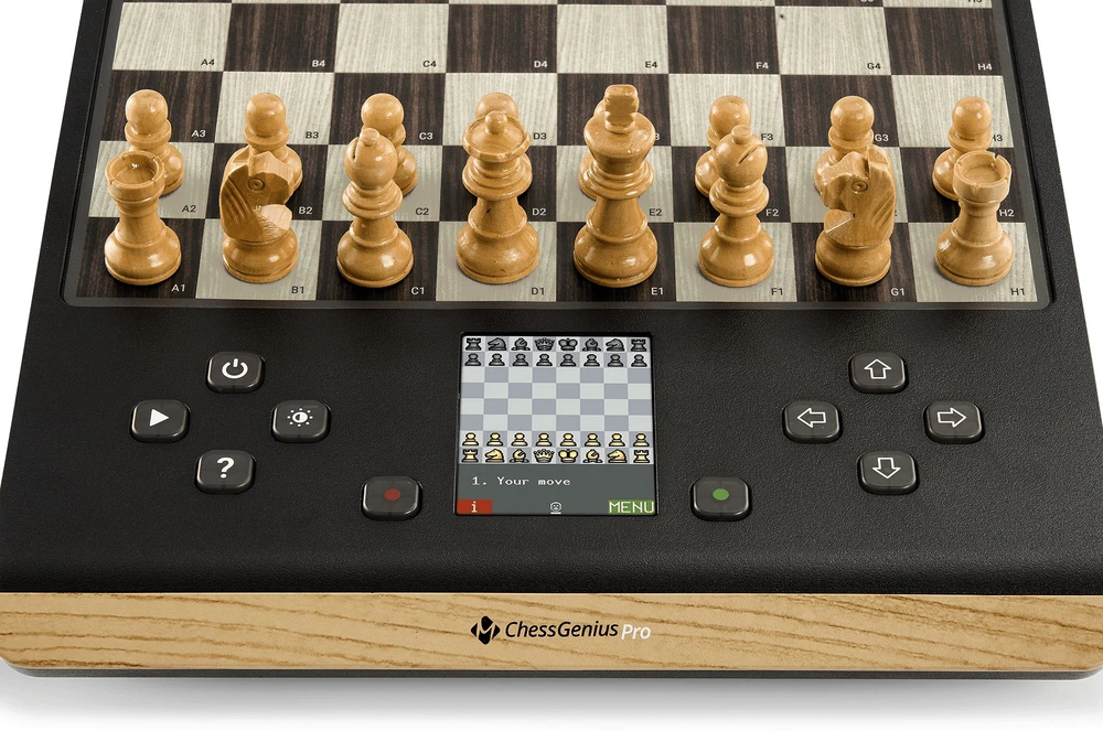 „Millennium Chess Genius Pro 2024 Wood Look“.
