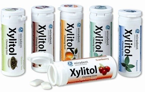 MIRADENT XYLITOL becukrė kramtomoji guma su ksilitoliu vaisių skonio, 30 vnt.
