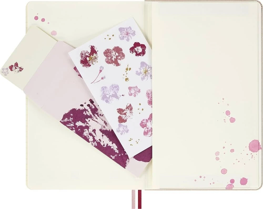 Moleskine 2026 Sakura rinkinys: sąsiuvinis su linijomis + sąsiuvinis su linijomis + pakabukas + dėklas + tušinukas (MS-9278670)