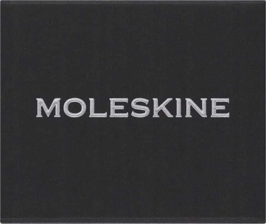 Moleskine prekės ženklo logotipas ant juodos pakuotės