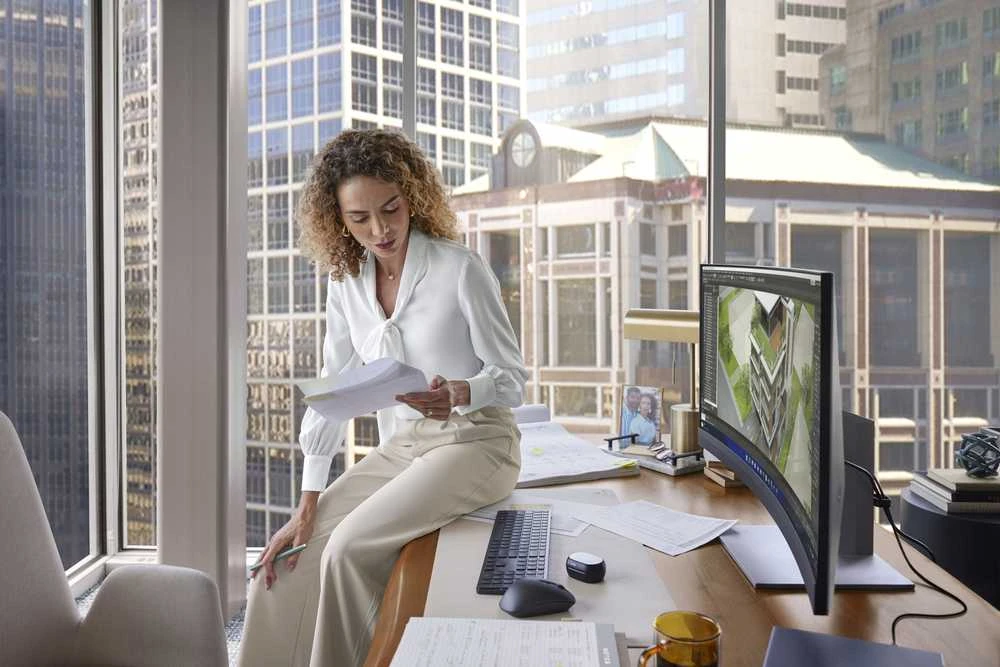 Hewlett Packard (HP) HP 740pm Series 7 Pro 5K Curved Conferencing Monitorius – 39,7 colio 5120 x 2160 WUHD 300 nitų 60 Hz AG, lenktas, IPS, 2 x USB-C (100 W)/HDMI/DisplayPort, 4 x USB-A, žiniatinklio kamera, R13-5 MP4 , reguliuojamo aukščio / pakreipimo / pasukimo, 3 metai (pakeičia Z40c G3)