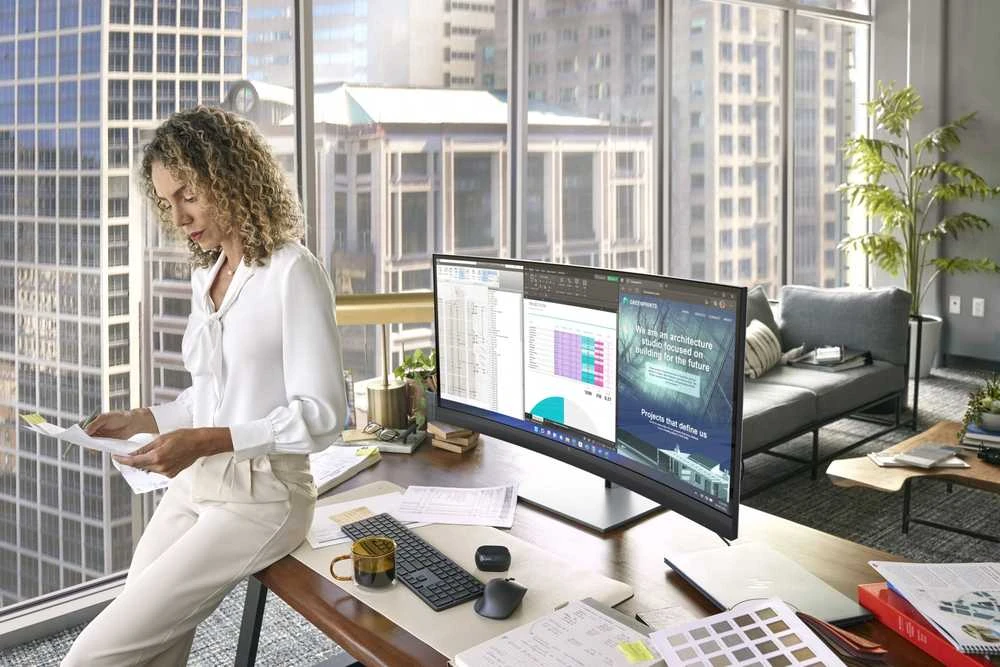 Hewlett Packard (HP) HP 740pm Series 7 Pro 5K Curved Conferencing Monitorius – 39,7 colio 5120 x 2160 WUHD 300 nitų 60 Hz AG, lenktas, IPS, 2 x USB-C (100 W)/HDMI/DisplayPort, 4 x USB-A, žiniatinklio kamera, R13-5 MP4 , reguliuojamo aukščio / pakreipimo / pasukimo, 3 metai (pakeičia Z40c G3)
