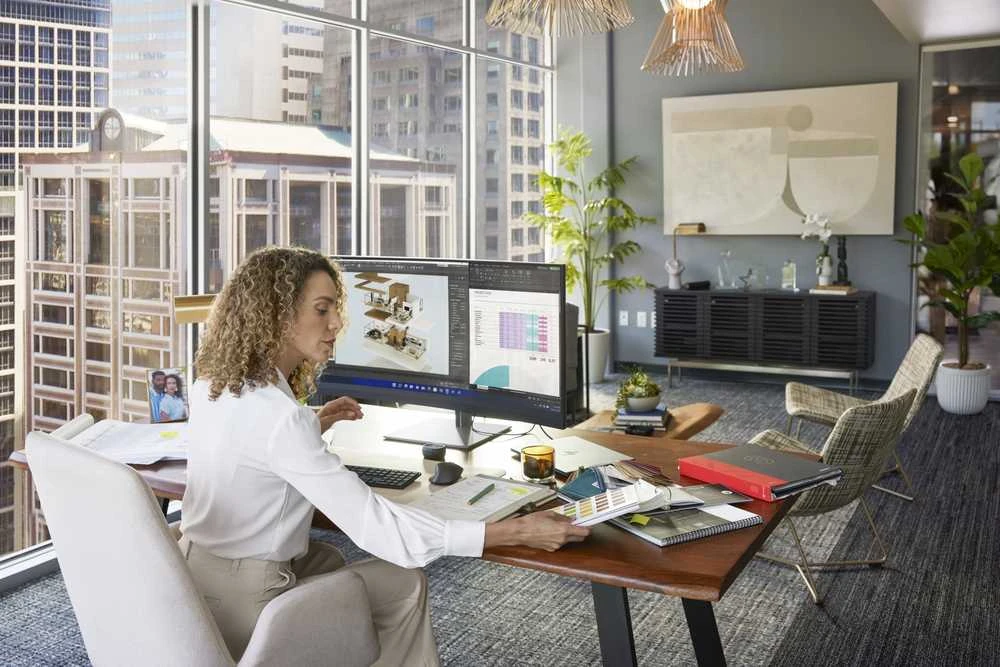 Hewlett Packard (HP) HP 740pm Series 7 Pro 5K Curved Conferencing Monitorius – 39,7 colio 5120 x 2160 WUHD 300 nitų 60 Hz AG, lenktas, IPS, 2 x USB-C (100 W)/HDMI/DisplayPort, 4 x USB-A, žiniatinklio kamera, R13-5 MP4 , reguliuojamo aukščio / pakreipimo / pasukimo, 3 metai (pakeičia Z40c G3)