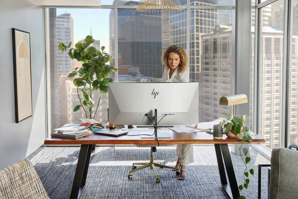 Hewlett Packard (HP) HP 740pm Series 7 Pro 5K Curved Conferencing Monitorius – 39,7 colio 5120 x 2160 WUHD 300 nitų 60 Hz AG, lenktas, IPS, 2 x USB-C (100 W)/HDMI/DisplayPort, 4 x USB-A, žiniatinklio kamera, R13-5 MP4 , reguliuojamo aukščio / pakreipimo / pasukimo, 3 metai (pakeičia Z40c G3)
