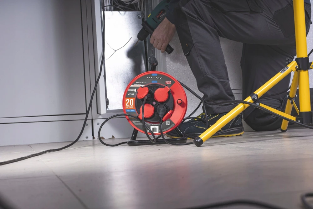 Montis Professional ilgintuvo ritė 4x2p+Z IP44 16A 3680W 3x1.5 30m juoda (MT105-30)