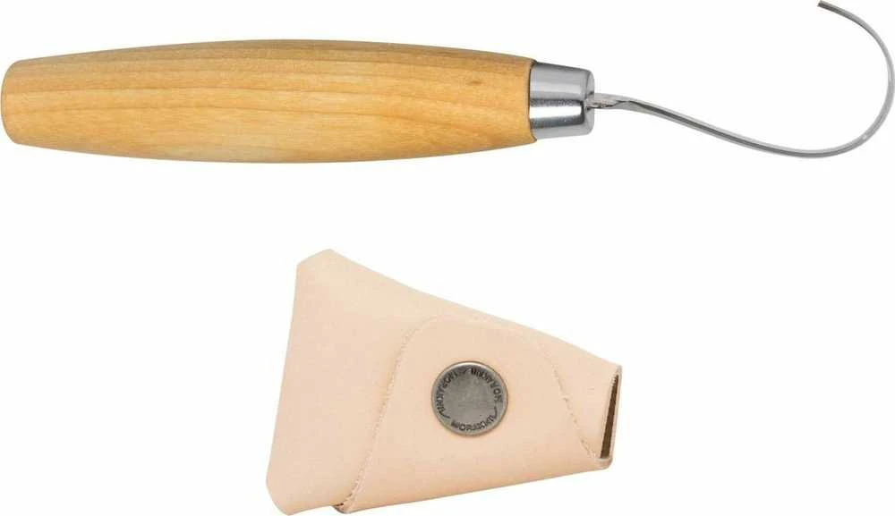 Šaukštų drožinėjimo peilis Morakniv® 164, lenkta geležtė 55x2,0mm. 13mm vidinis skersmuo. Viengubi ašmenys, beržinė rankena, odinis dėklas.