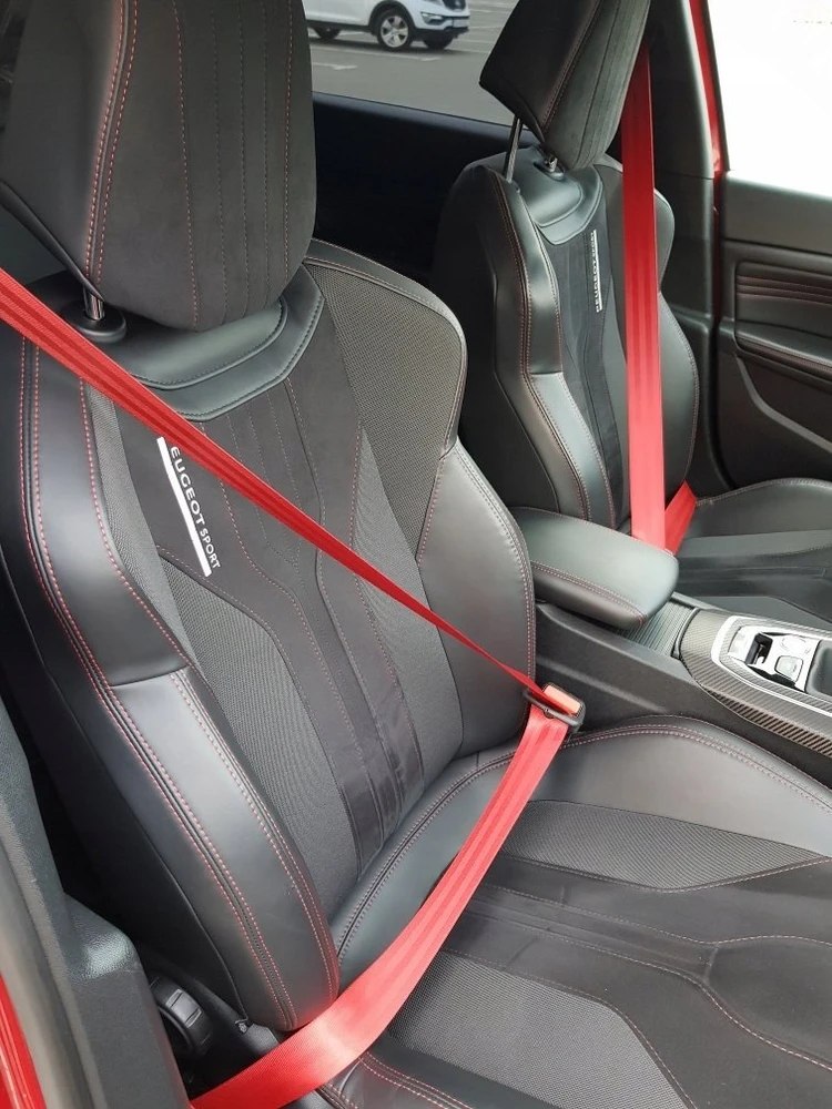Oranžiniai saugos diržai automobilio salone
