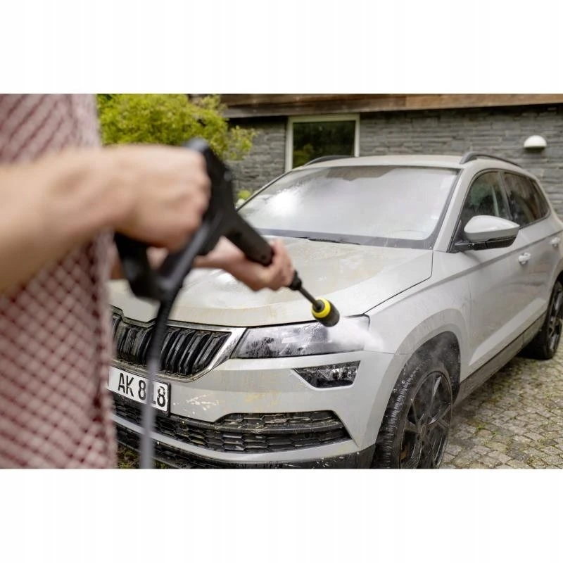 Aukšto slėgio plovykla Karcher plaunant automobilį