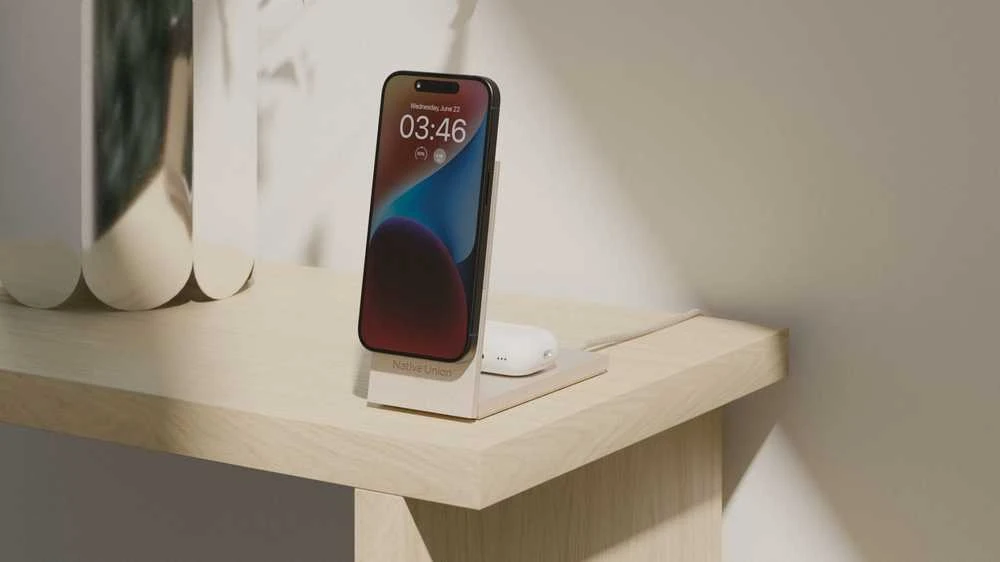 „Native Union Rise 2-in-1 Qi2“ belaidis įkroviklis, smėlio spalvos