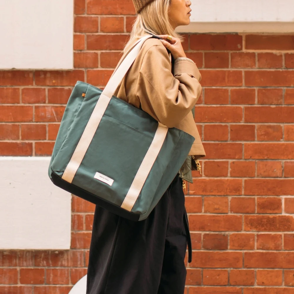 „Native Union W.F.A. Tote Pro Bag“ – 16 litrų talpos krepšys per petį (žalios spalvos)
