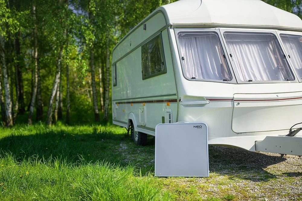 Neo Tools Rinkinys Kempingo komplektas: stalas ir 4 kėdės, sulankstomos į lagaminą