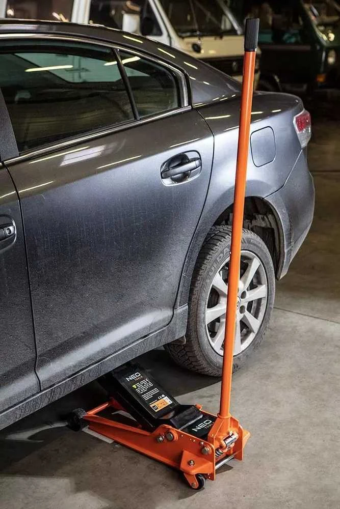 Podnośnik Hidraulinis keltuvas su ratukais 3t