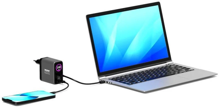„Port Designs PORT CONNECT GaN2“ sieninis įkroviklis, skirtas 2 × USB-C PD 3.1 ir USB-A QC 3.0, 140 W, OLED ekranas, juodas