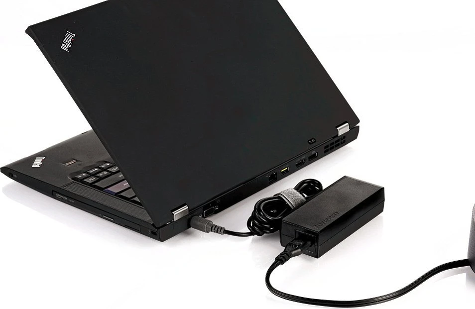Lenovo 65W įkroviklis su ThinkPad kompiuteriu