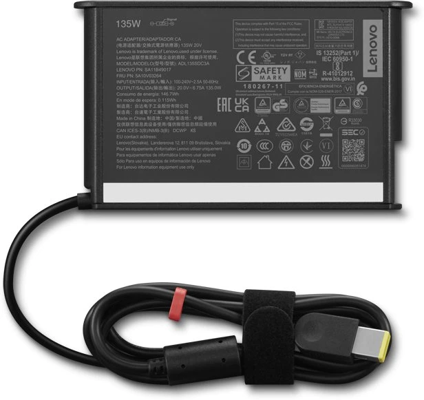 Lenovo 135W kroviklis su techninių duomenų etikete