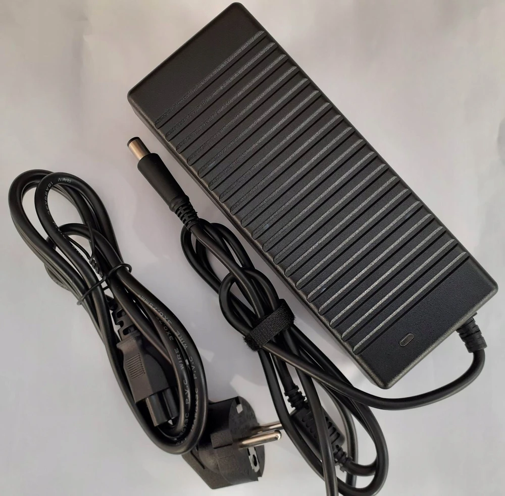 Dell Kintamosios srovės adapteris, 130 W, 19,5 V, 3 kontaktų, 4,5 mm, C6 maitinimo laidas,